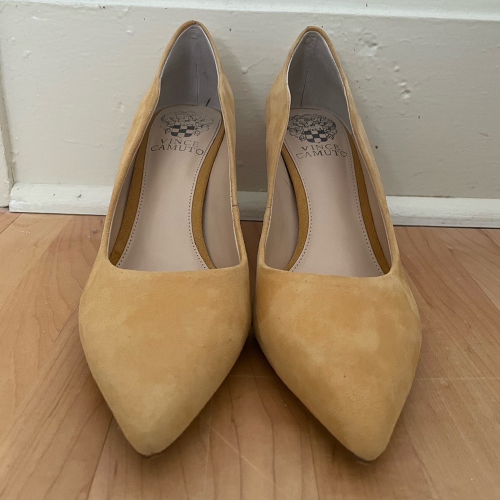 NWOB Vince Camuto yellow suede heels, sz 7 - Picture 2 of 4